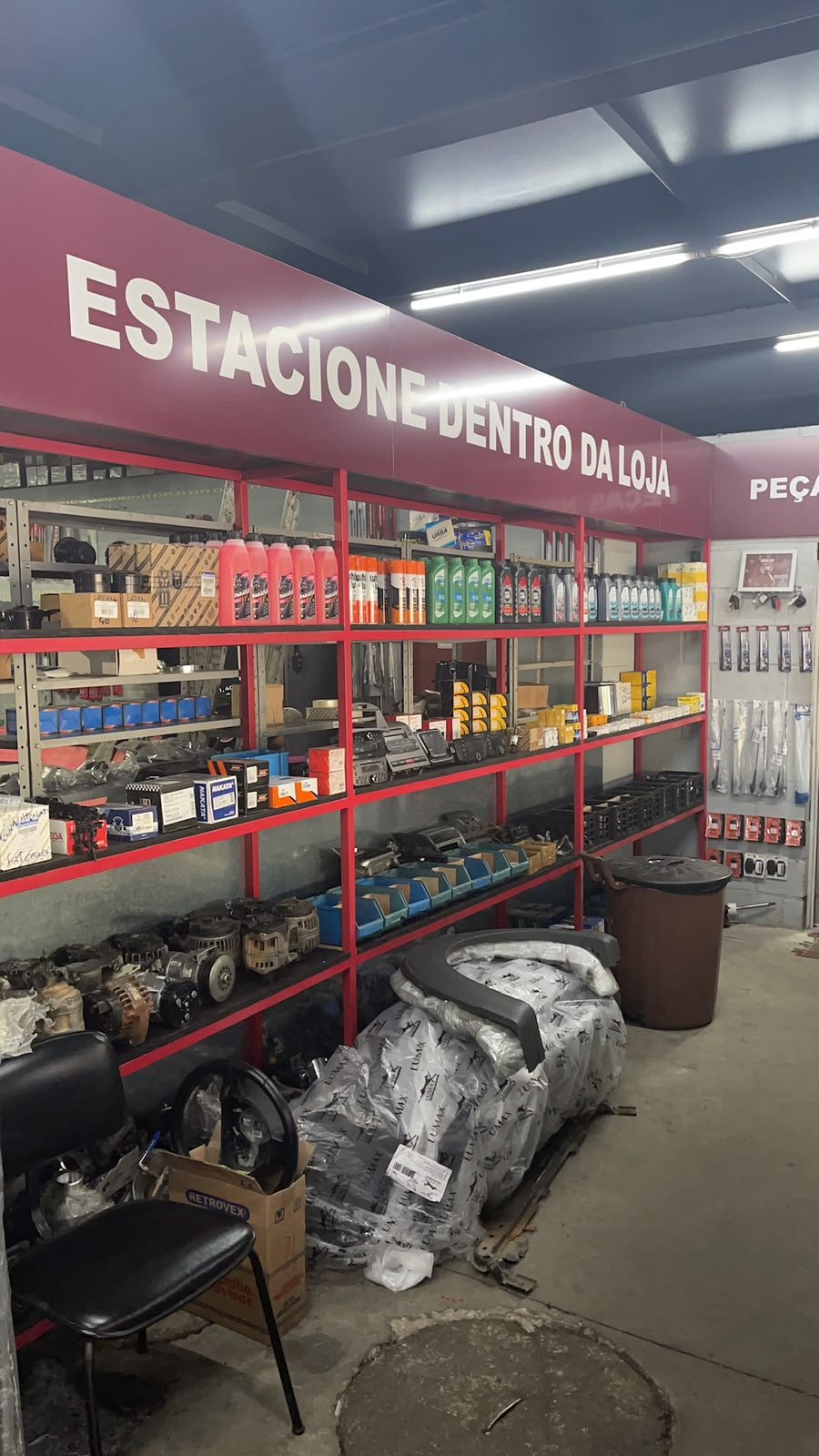 Prateleiras de peças na loja Casa do Fiat